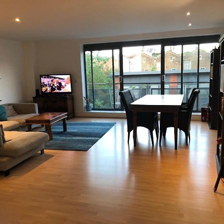 לונדון Spacious, Bright And Modern Flat In Holloway מראה חיצוני תמונה